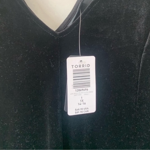 NWT BLACK VELVET FLUTED DRESS - Torrid-Size 1 - Picture 3 of 6